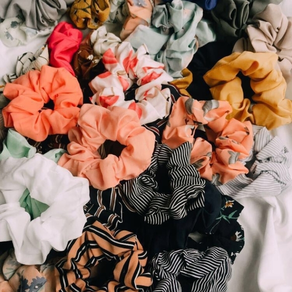 ✌️Scrunchie Mystery Bundle of 3-6✌️ - Picture 2 of 8